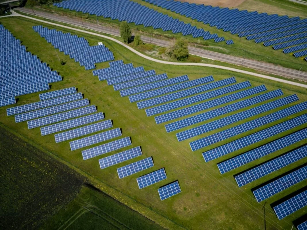 A grid frequency chart showing solar production peaks and price dips in the European energy market.