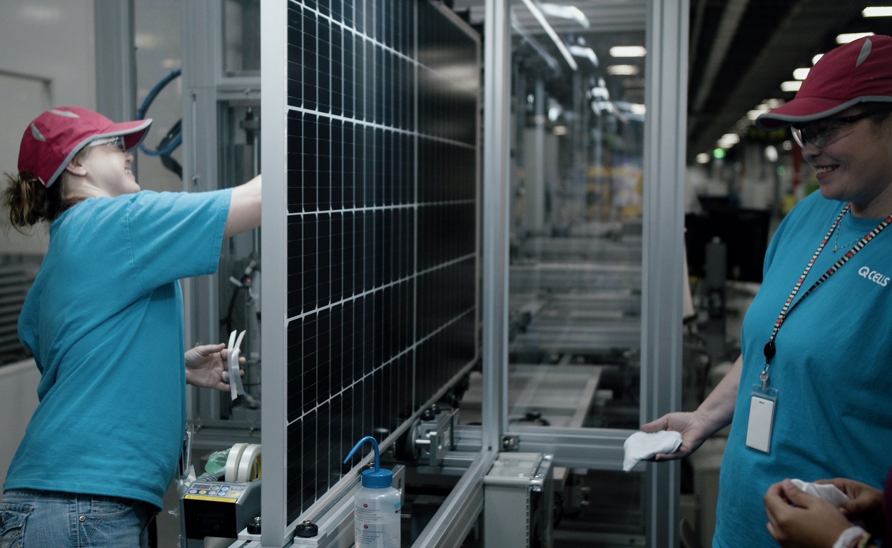 Graph showing diverging price trends for solar modules in the US and European markets